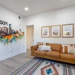 Fresh Bungalow Next To Uarizona!