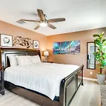 Roomy Tucson Home With Hot Tub And Pickleball Court!