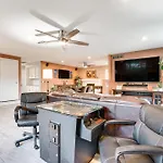 Roomy Tucson Home With Hot Tub And Pickleball Court!