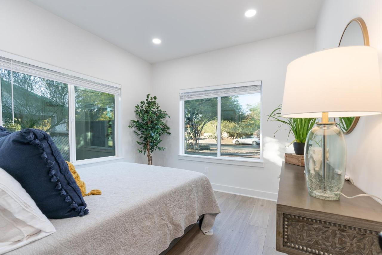 Fresh Bungalow Next To Uarizona!