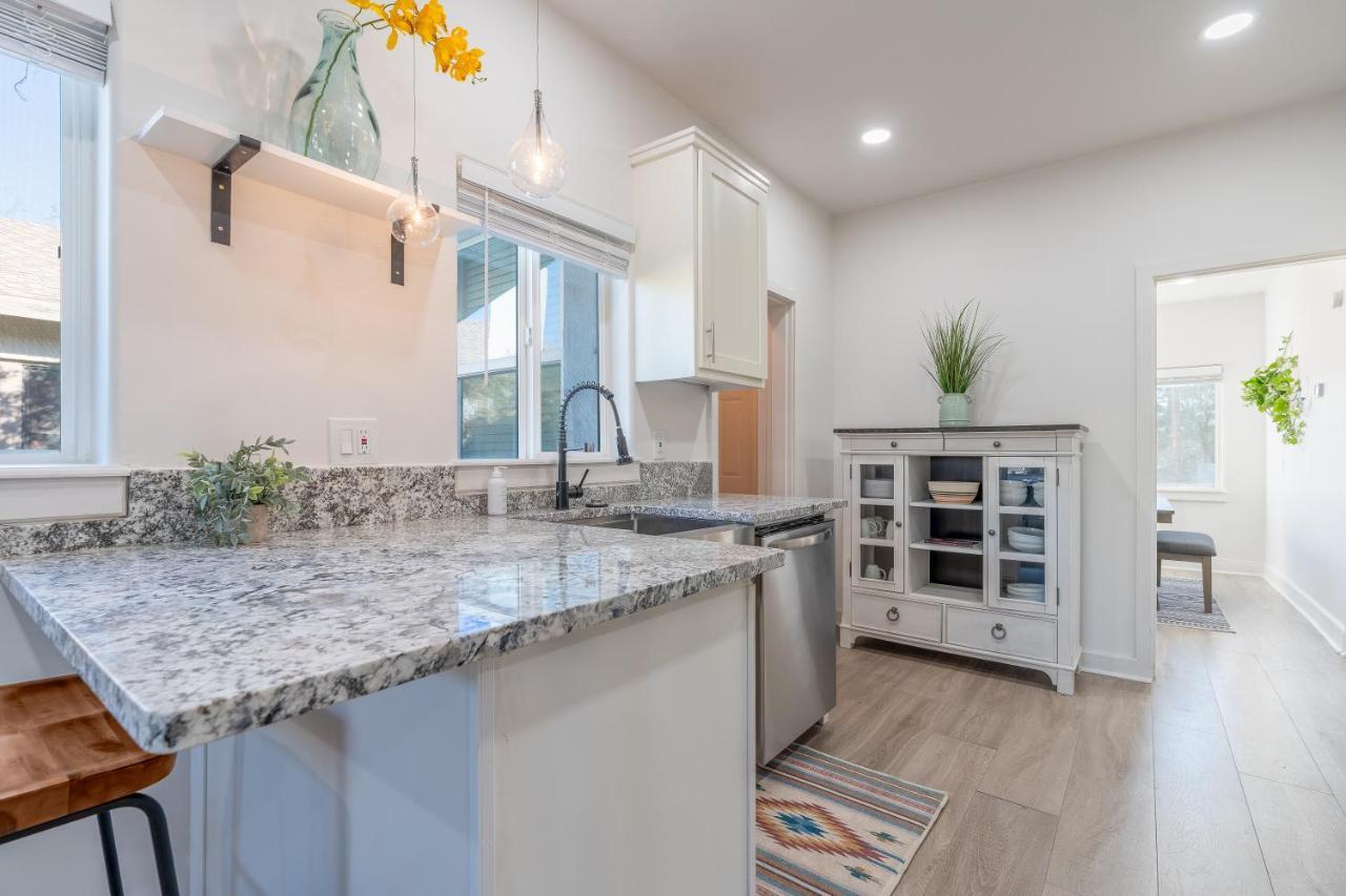 Fresh Bungalow Next To Uarizona!