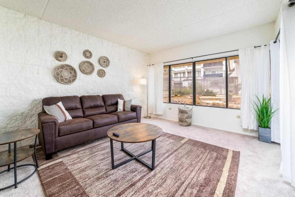 Apartment Bright Eastside 2bd-2ba Retreat With Pool & Parking - Summer Rates!