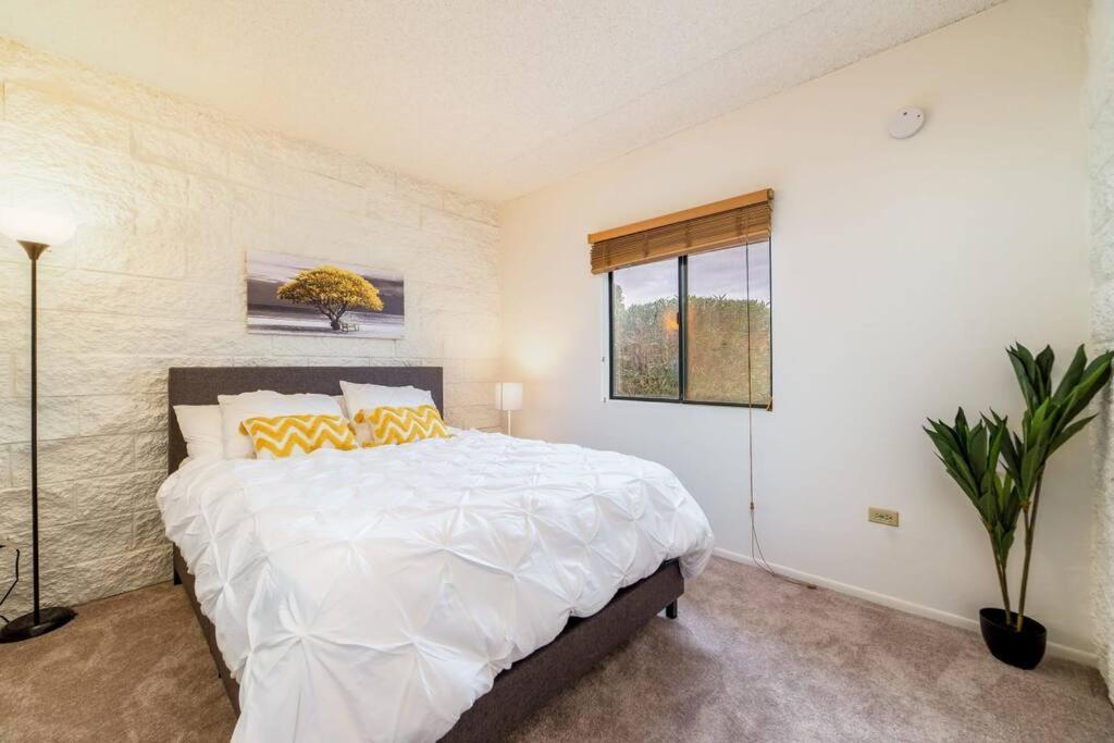 Bright Eastside 2bd-2ba Retreat With Pool & Parking - Summer Rates! Apartment *