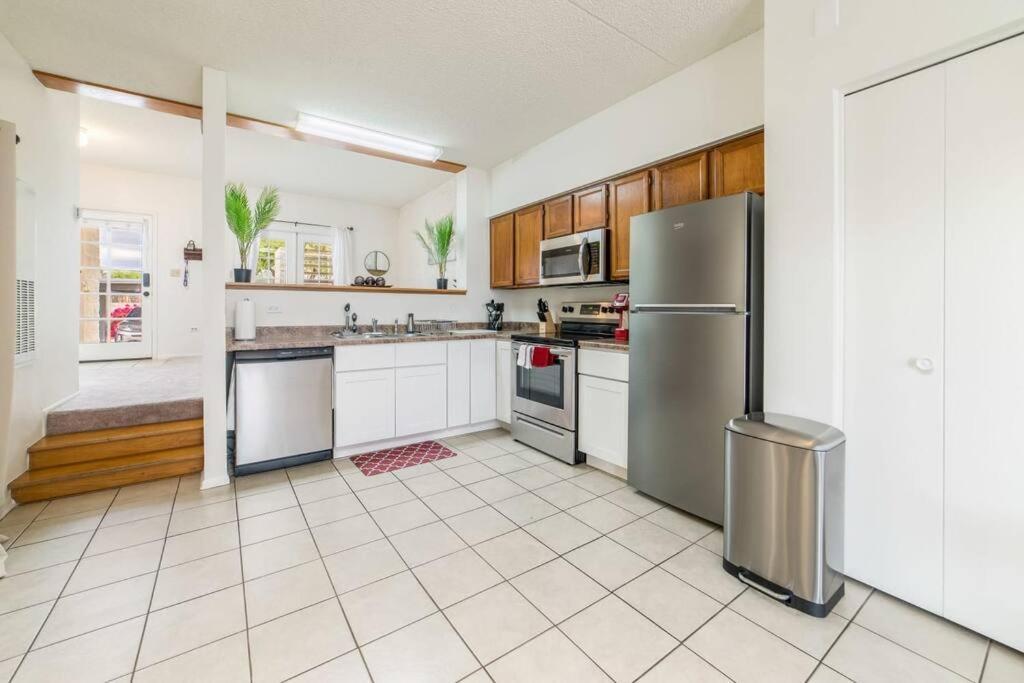 Bright Eastside 2bd-2ba Retreat With Pool & Parking - Summer Rates! Apartment *
