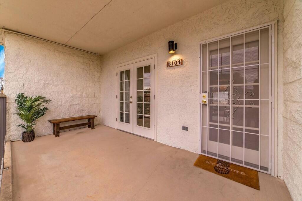 Bright Eastside 2bd-2ba Retreat With Pool & Parking - Summer Rates! Apartment