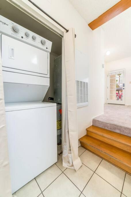 Bright Eastside 2bd-2ba Retreat With Pool & Parking - Summer Rates!
