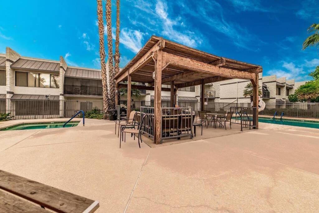 Bright Eastside 2bd-2ba Retreat With Pool & Parking - Summer Rates!
