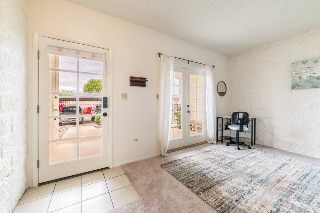 Bright Eastside 2bd-2ba Retreat With Pool & Parking - Summer Rates! Apartment *
