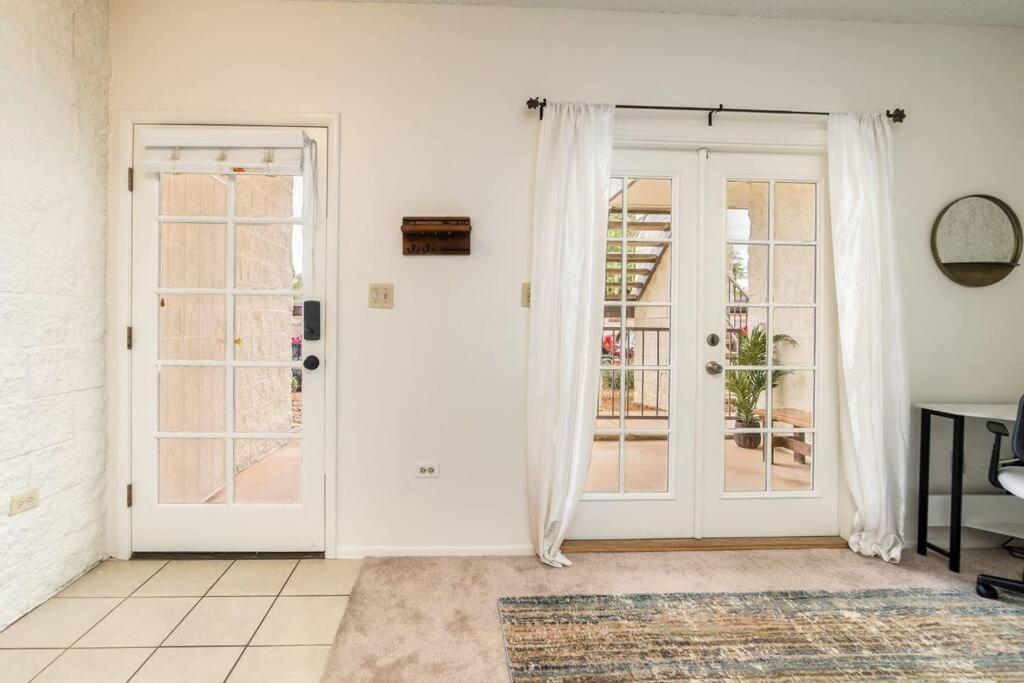 Bright Eastside 2bd-2ba Retreat With Pool & Parking - Summer Rates! Apartment *