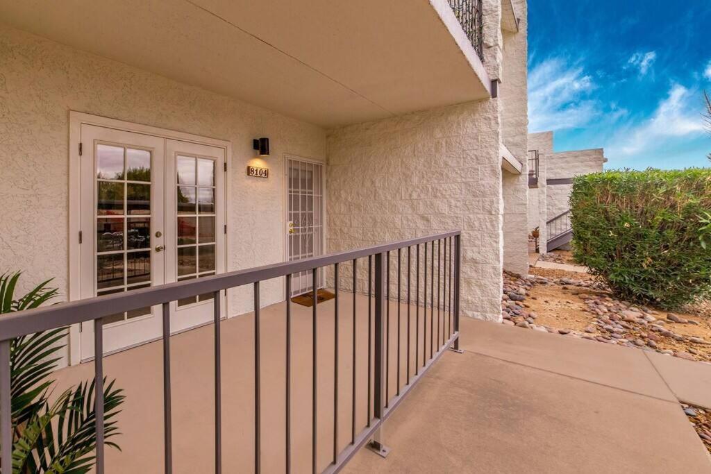 Bright Eastside 2bd-2ba Retreat With Pool & Parking - Summer Rates! Apartment *