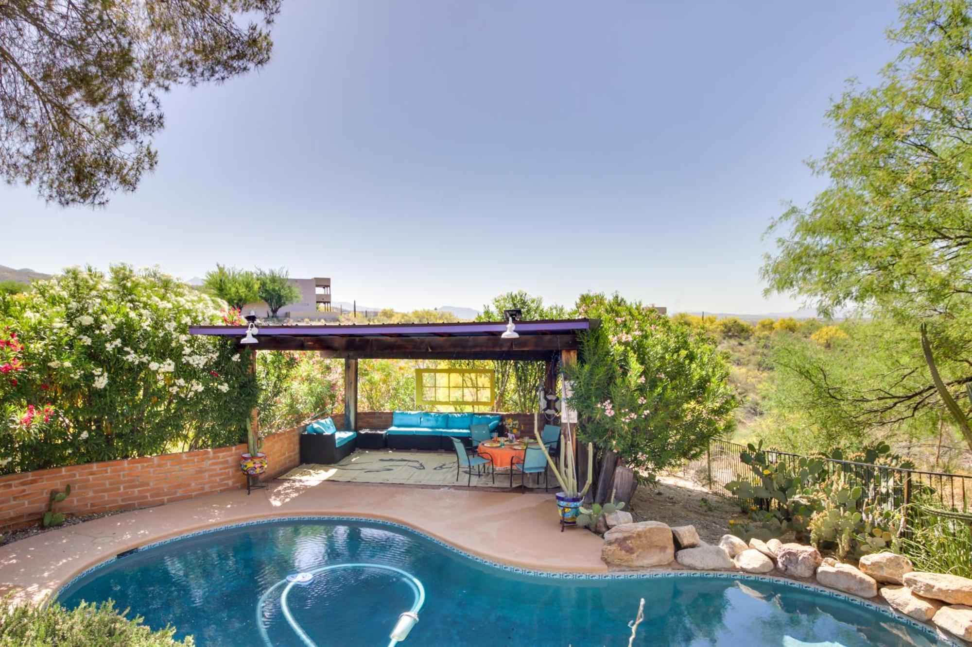 Eclectic Vacation With Pool! Holiday home