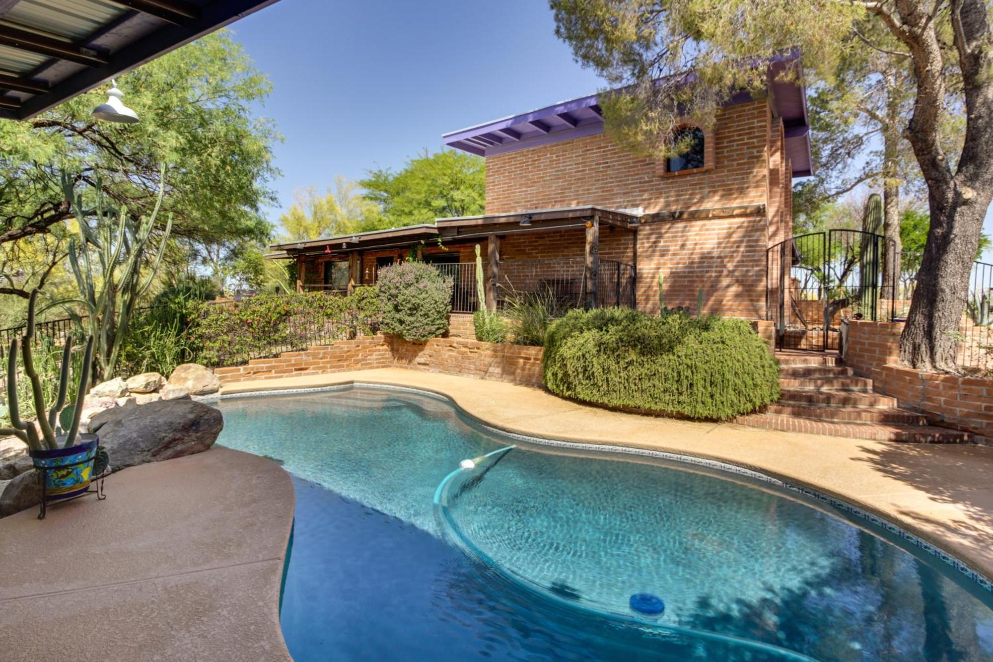 Eclectic Vacation With Pool! Holiday home *