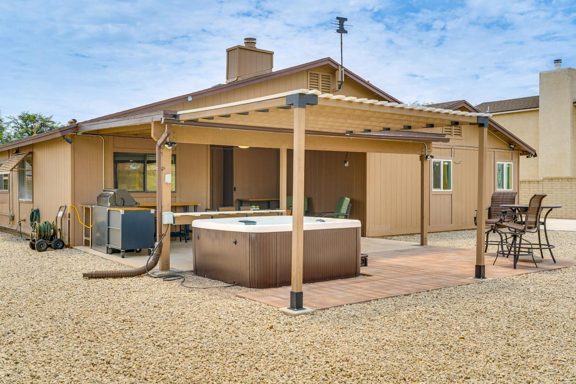 Roomy With Hot Tub And Pickleball Court! *