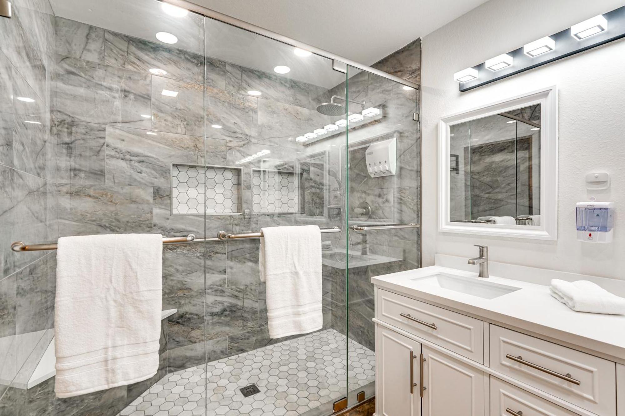 Holiday home Roomy With Hot Tub And Pickleball Court! *