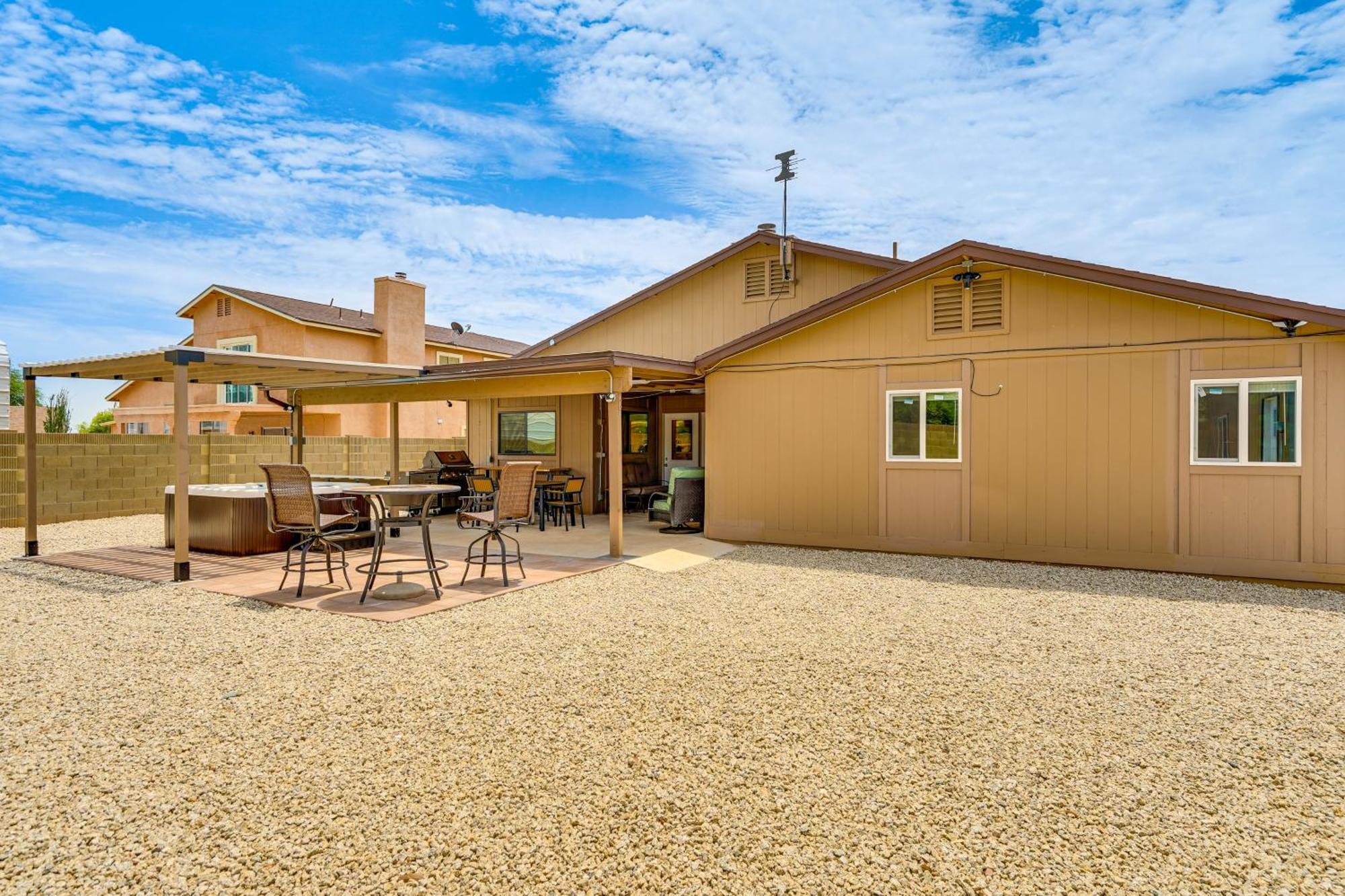 Holiday home Roomy With Hot Tub And Pickleball Court!
