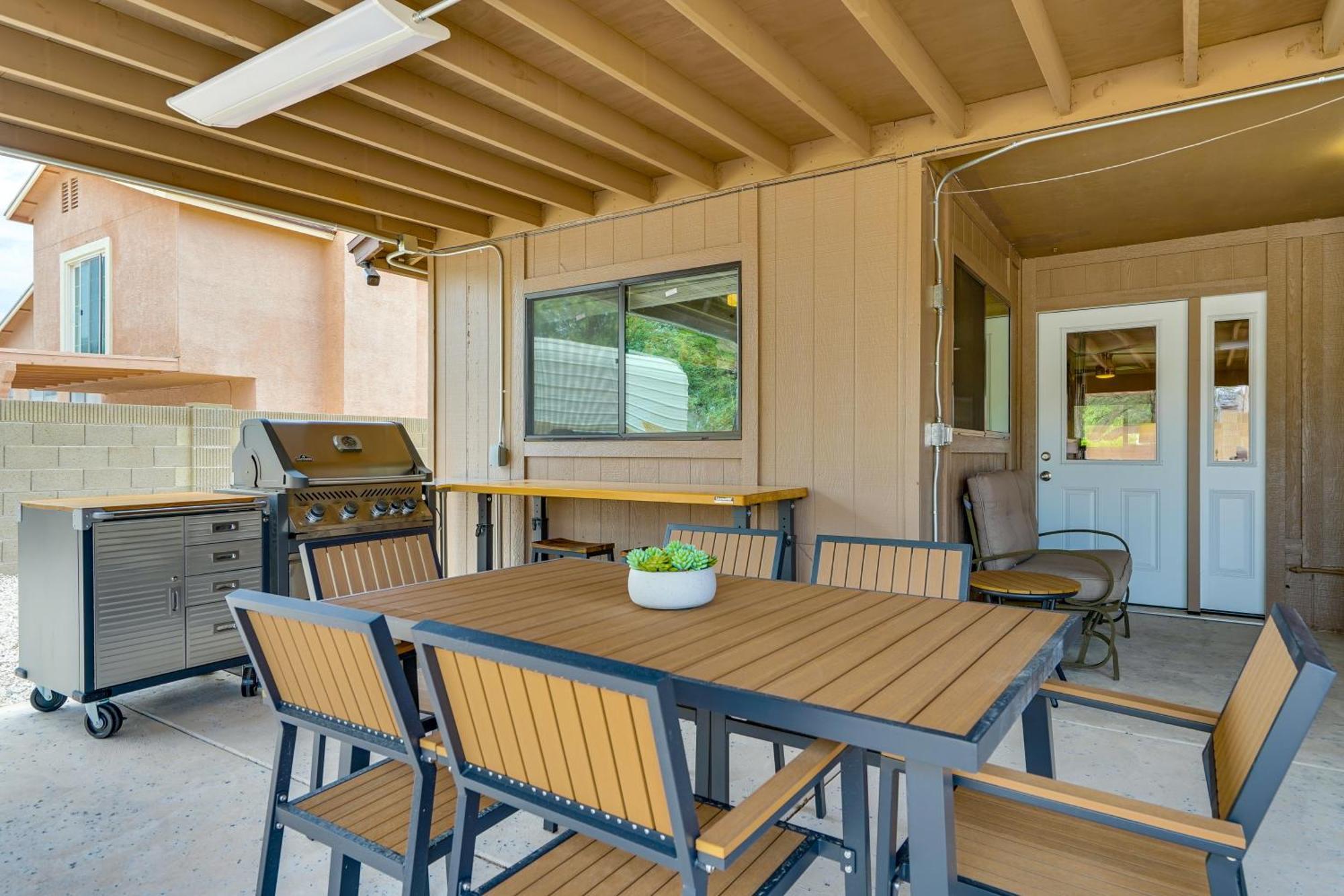 Roomy With Hot Tub And Pickleball Court! Holiday home