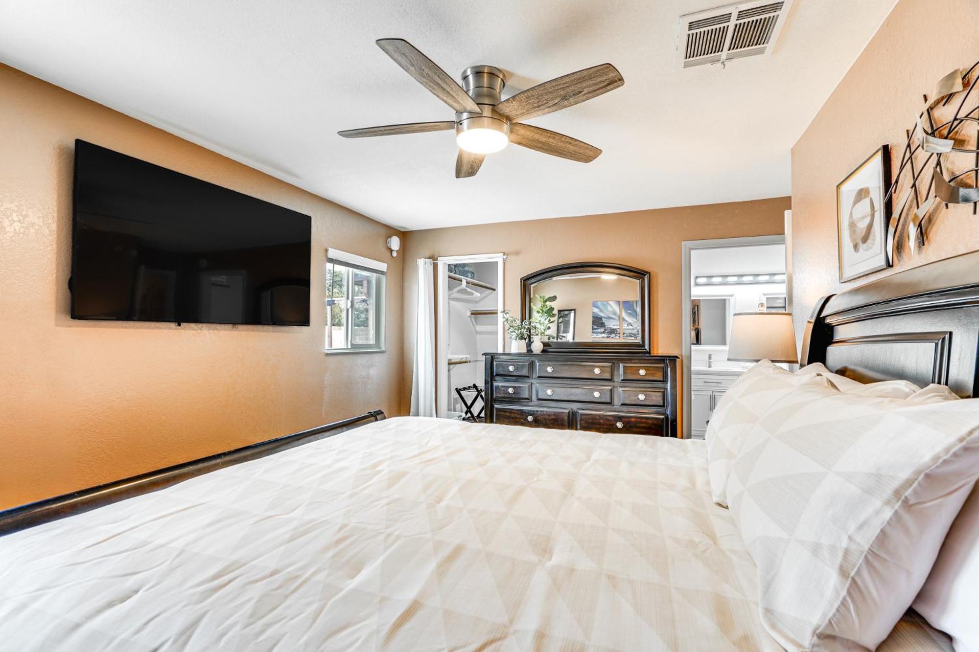 Holiday home Roomy With Hot Tub And Pickleball Court!