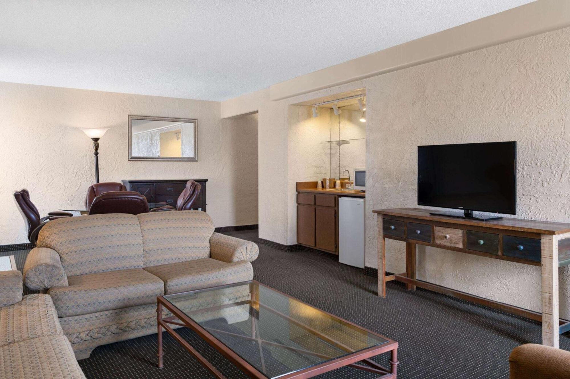 Ramada By Wyndham 3*