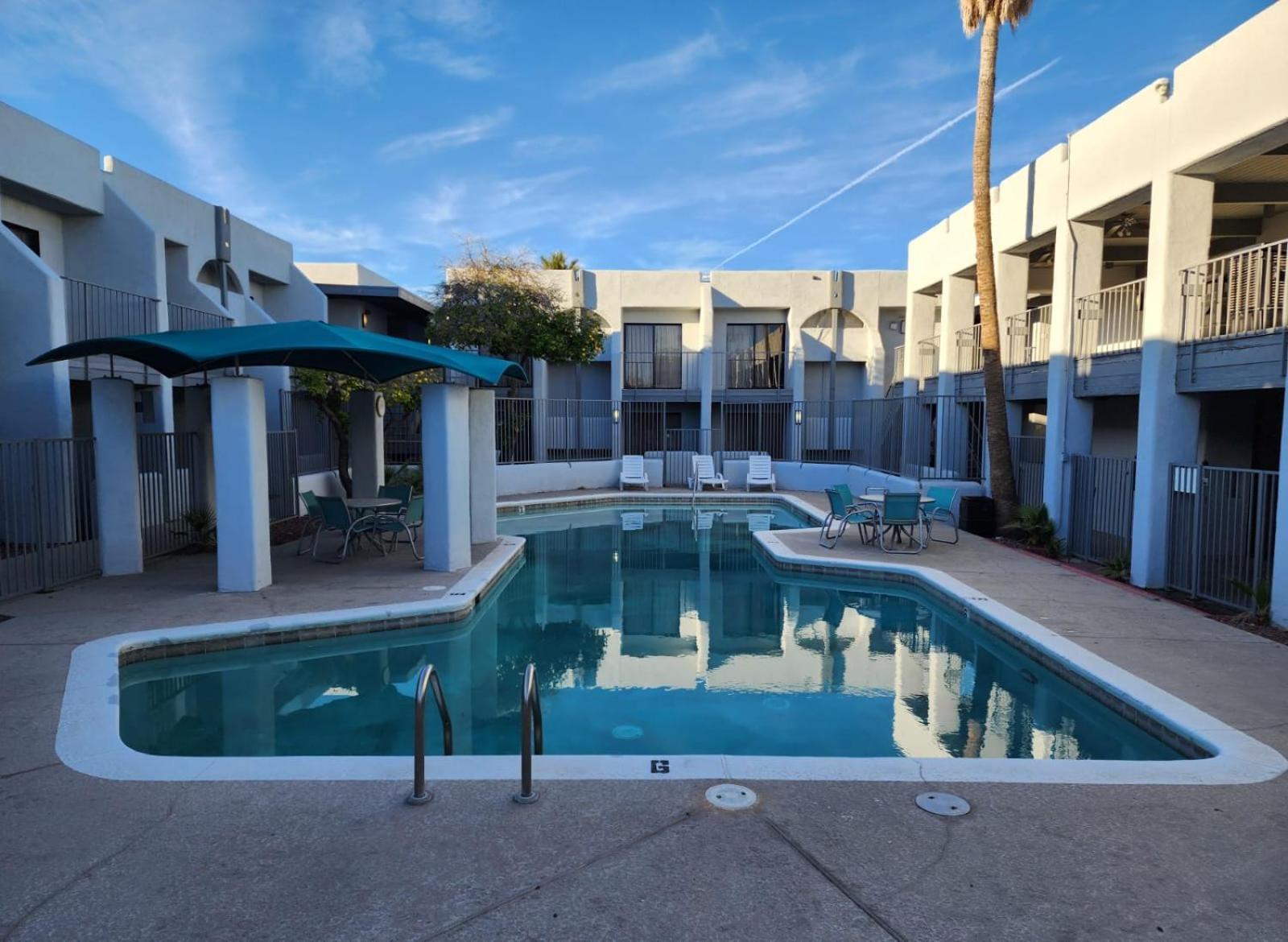 Hotel Palmas Drexel Heights