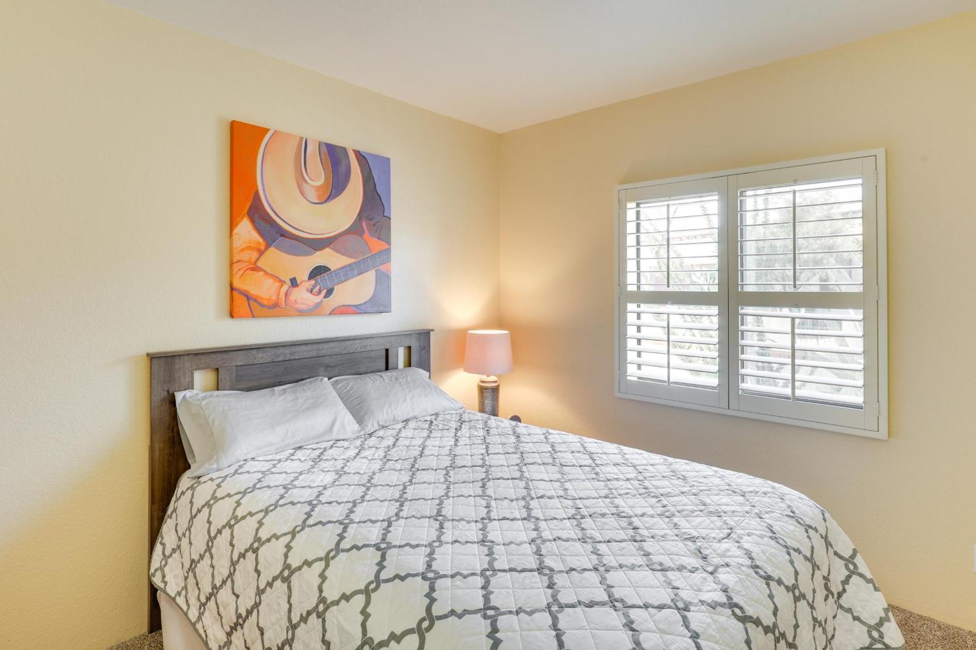 Bright With Patio By Rillito River Path! Holiday home *