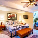 Charming Basement Studio Guesthouse 2 Blocks From Uofa, Low Summer Rates!