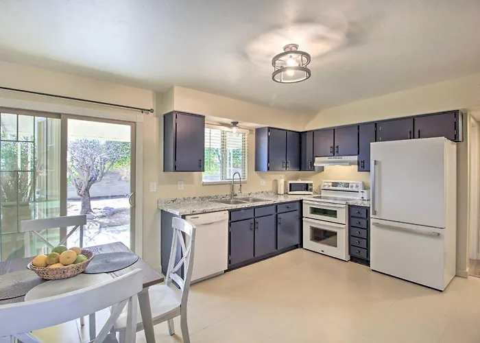 Bright And Sunny Tucson Hideaway With Backyard!