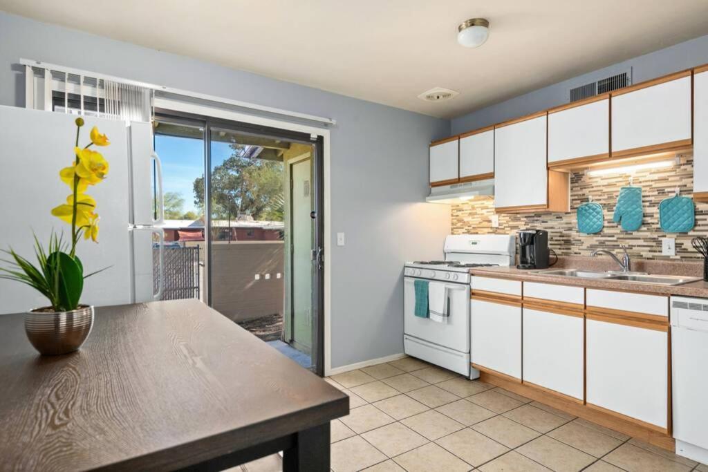 Sunset Foothills 2br/1ba Condo; Mins To Uofa,hiking,&food * Tucson