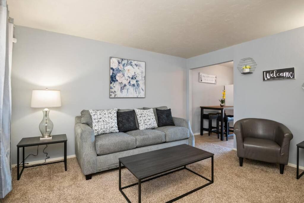 Sunset Foothills 2br/1ba Condo; Mins To Uofa,hiking,&food Holiday home *