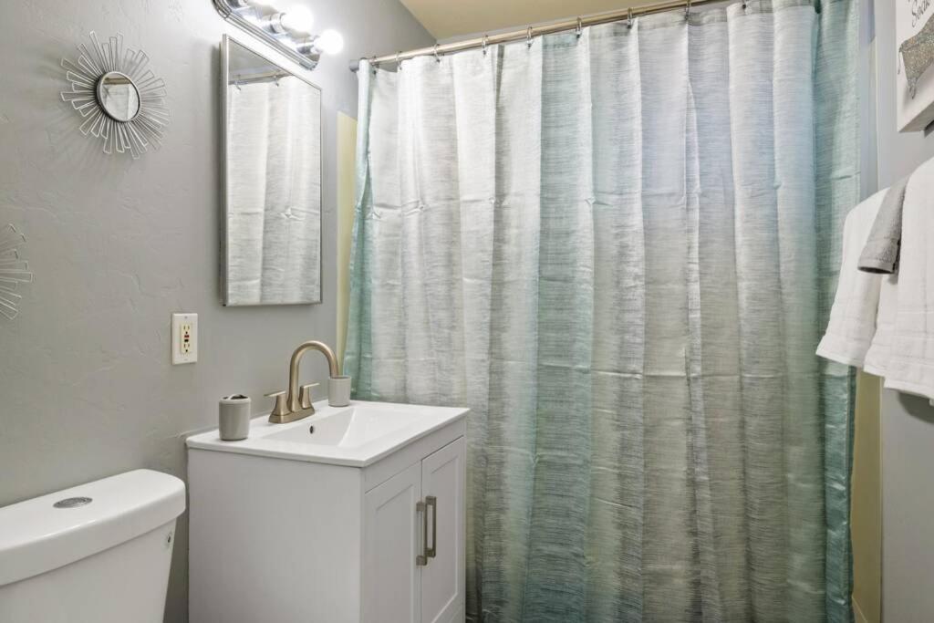 Sunset Foothills 2br/1ba Condo; Mins To Uofa,hiking,&food Tucson