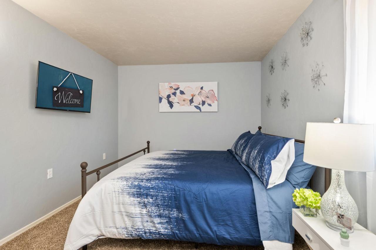 Sunset Foothills 2br/1ba Condo; Mins To Uofa,hiking,&food Holiday home *
