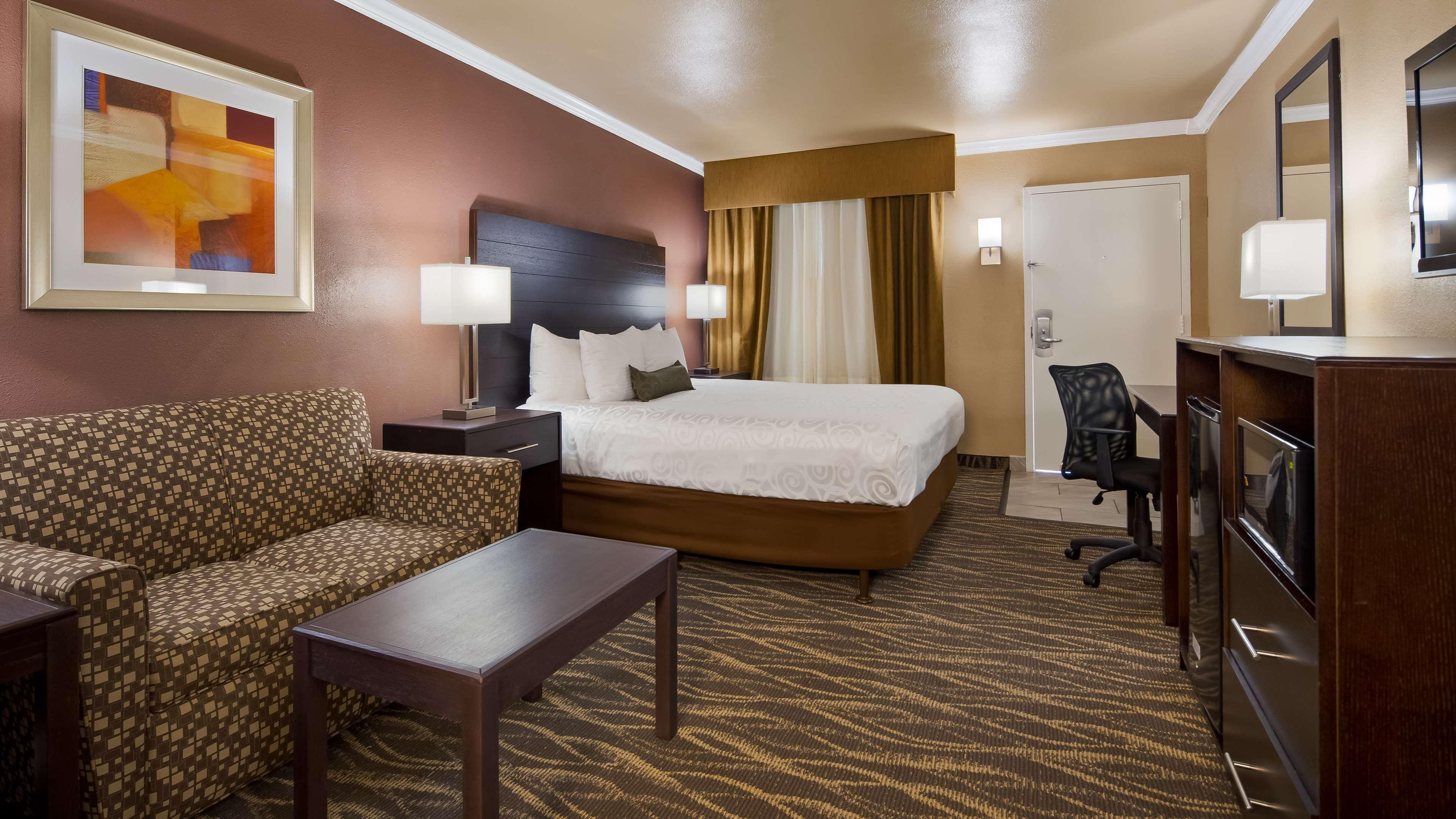 Western Innsuites Foothills & Hotel 3*