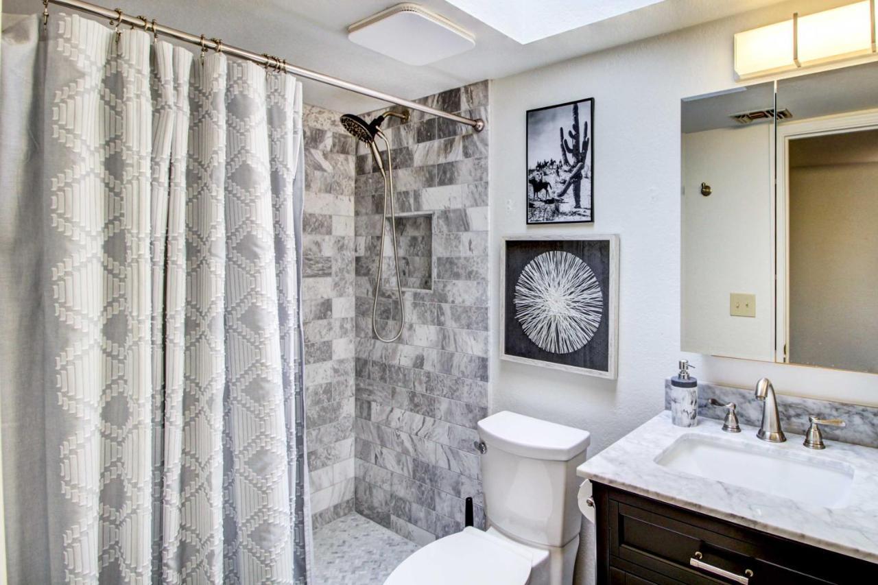 Stylish With Patio And Private Pool! Holiday home