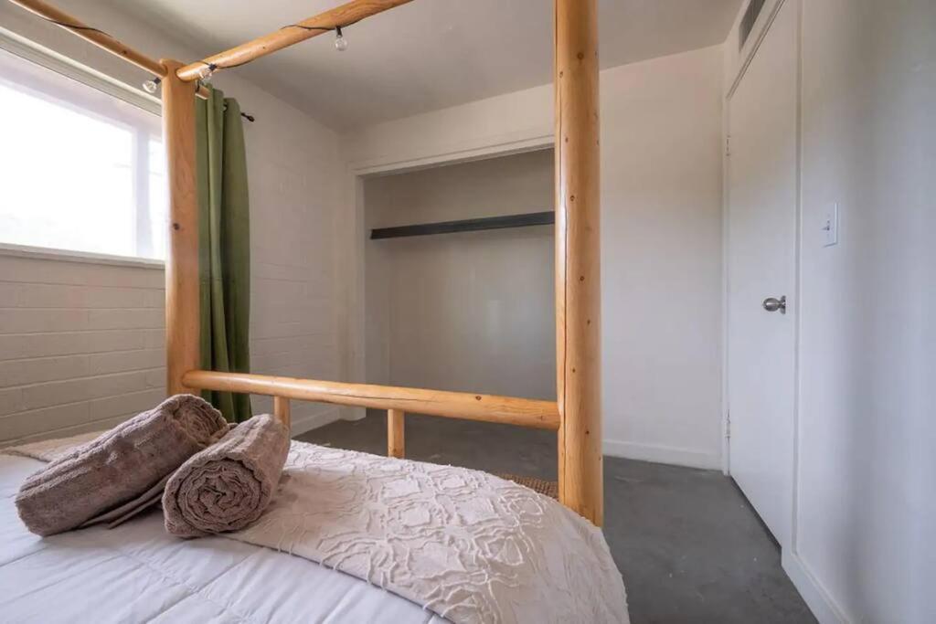 Cozy Flat Next To U Of A + Yard, Parking & Bbq! Apartment *