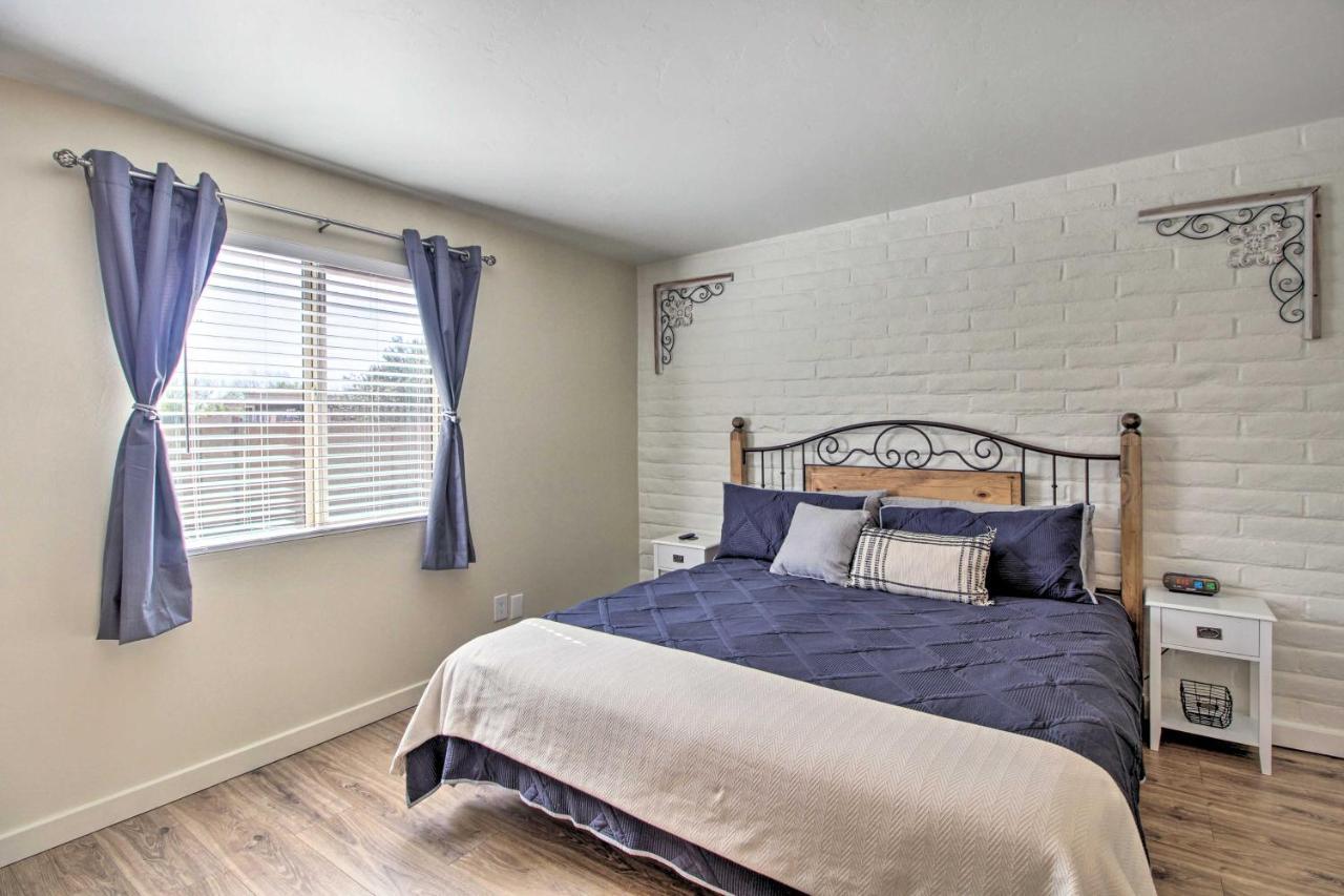 Holiday home Bright And Sunny Hideaway With Backyard! *