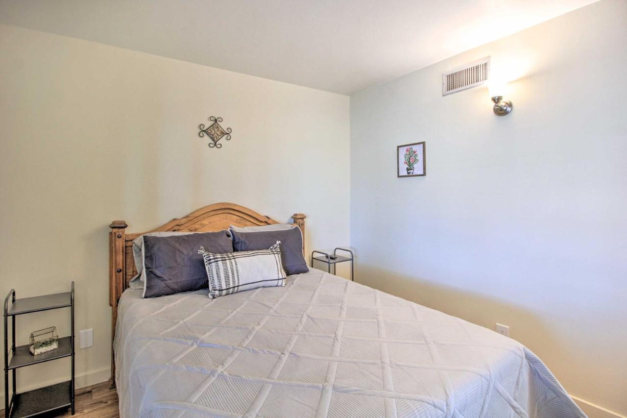 Holiday home Bright And Sunny Hideaway With Backyard! *
