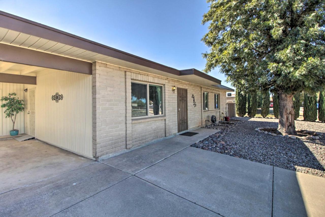 Holiday home Bright And Sunny Hideaway With Backyard!