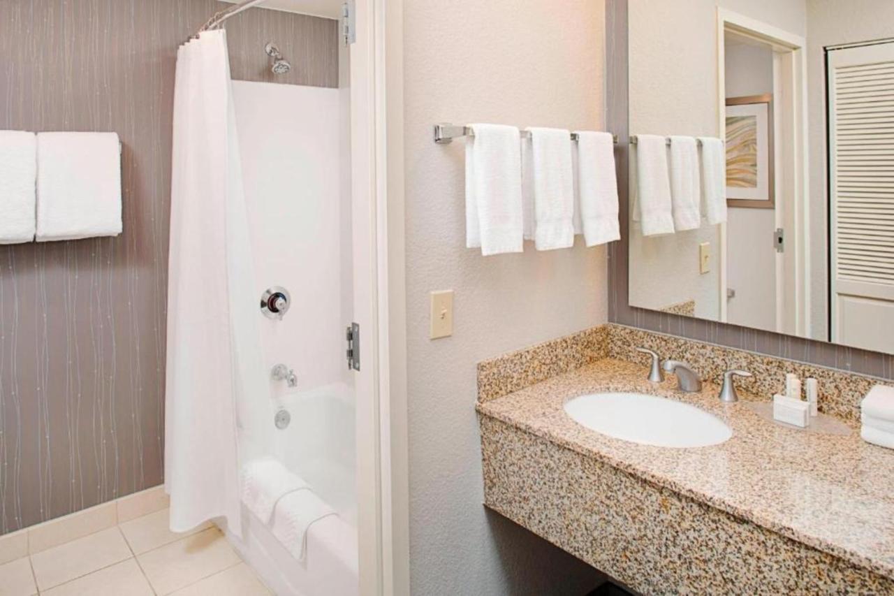 Courtyard By Marriott Williams Centre Hotel