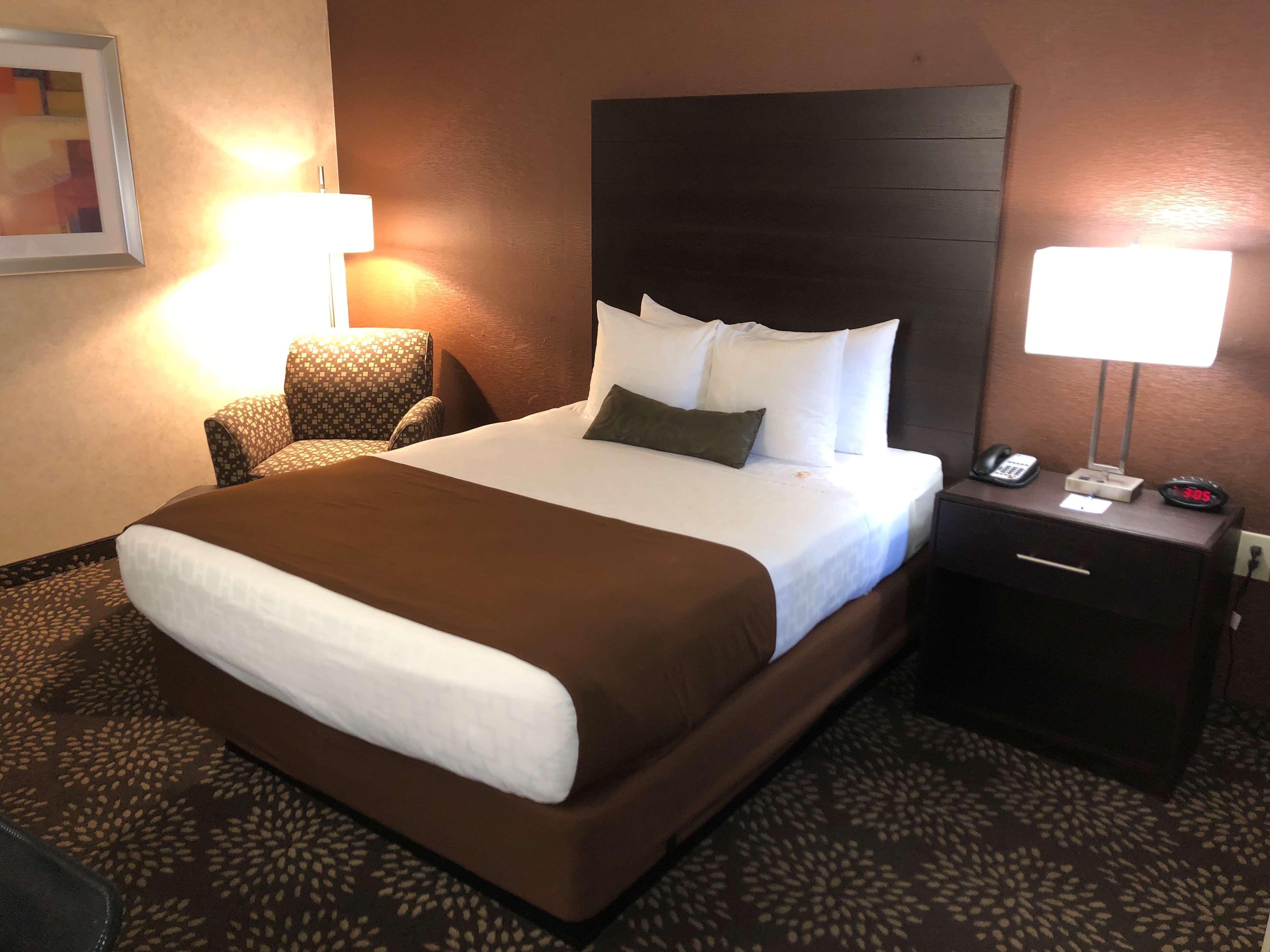 Western Innsuites Foothills & Casas Adobes