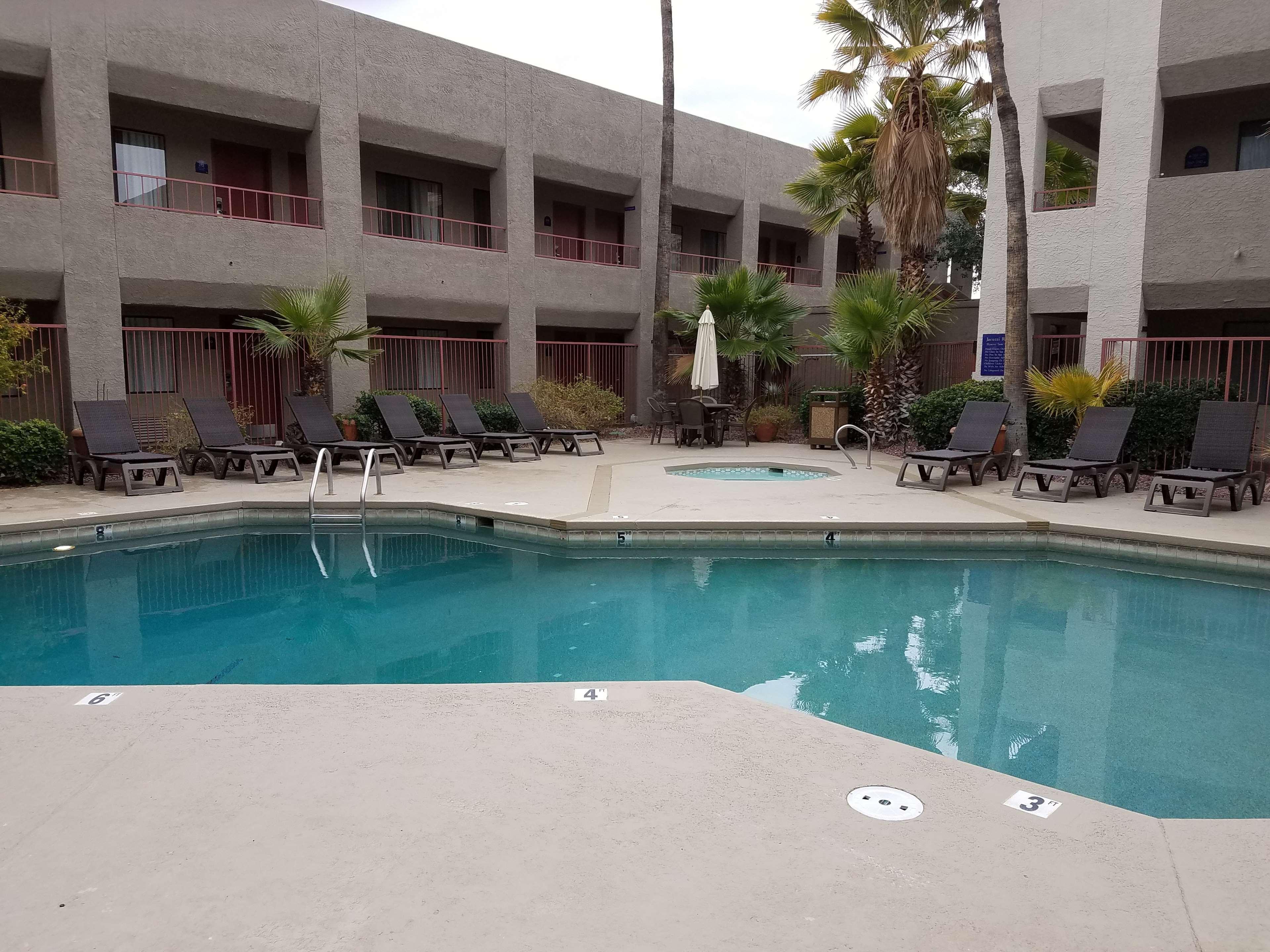 Western Innsuites Foothills & 3* Casas Adobes