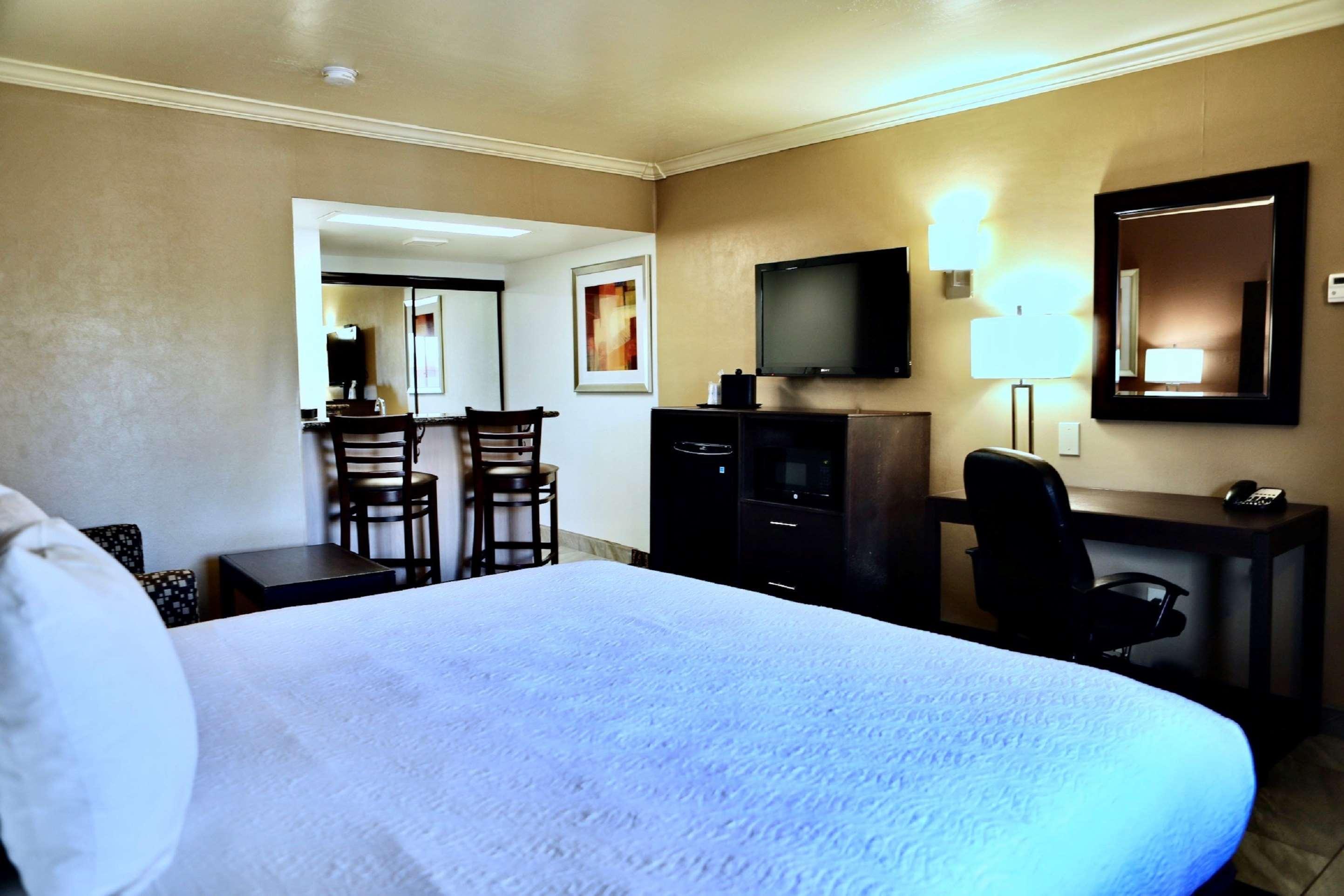 Western Innsuites Foothills & 3* Casas Adobes