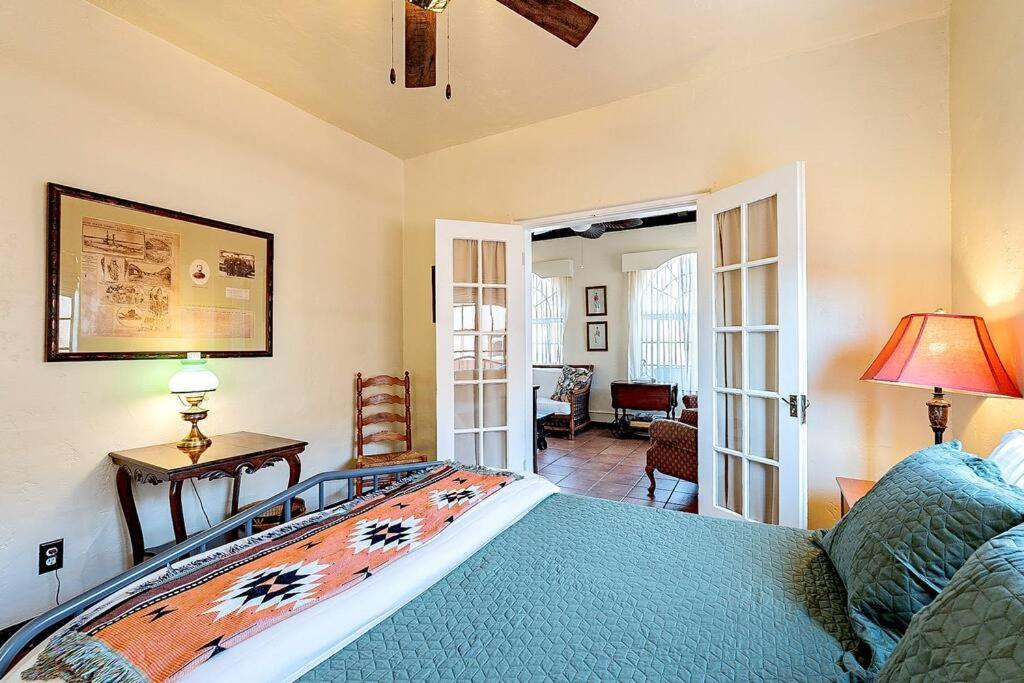 Holiday home Historic 3bd 2ba Bungalow, Steps To Uofa, Summer Rates! *