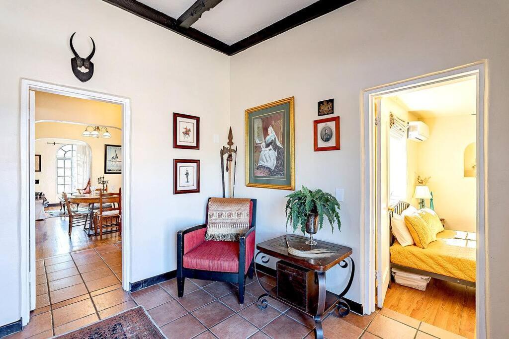 Holiday home Historic 3bd 2ba Bungalow, Steps To Uofa, Summer Rates! *