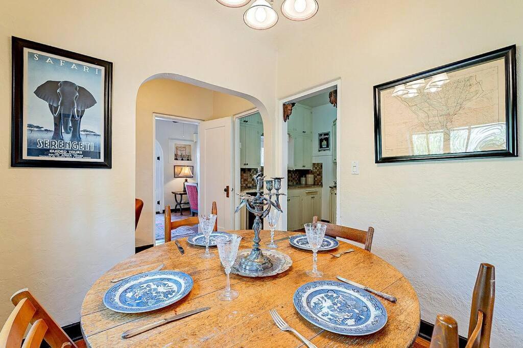 Historic 3bd 2ba Bungalow, Steps To Uofa, Summer Rates! Holiday home