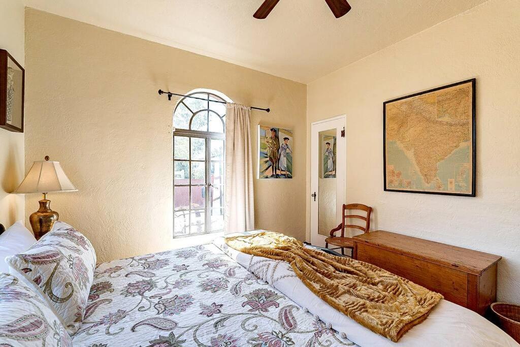 Historic 3bd 2ba Bungalow, Steps To Uofa, Summer Rates! Holiday home *