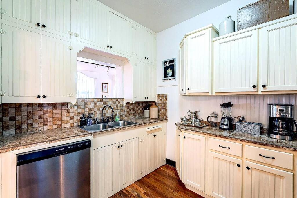 Historic 3bd 2ba Bungalow, Steps To Uofa, Summer Rates! Holiday home
