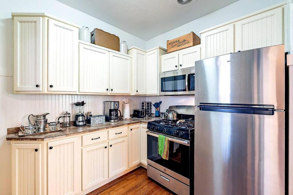 Historic 3bd 2ba Bungalow, Steps To Uofa, Summer Rates! Holiday home Tucson