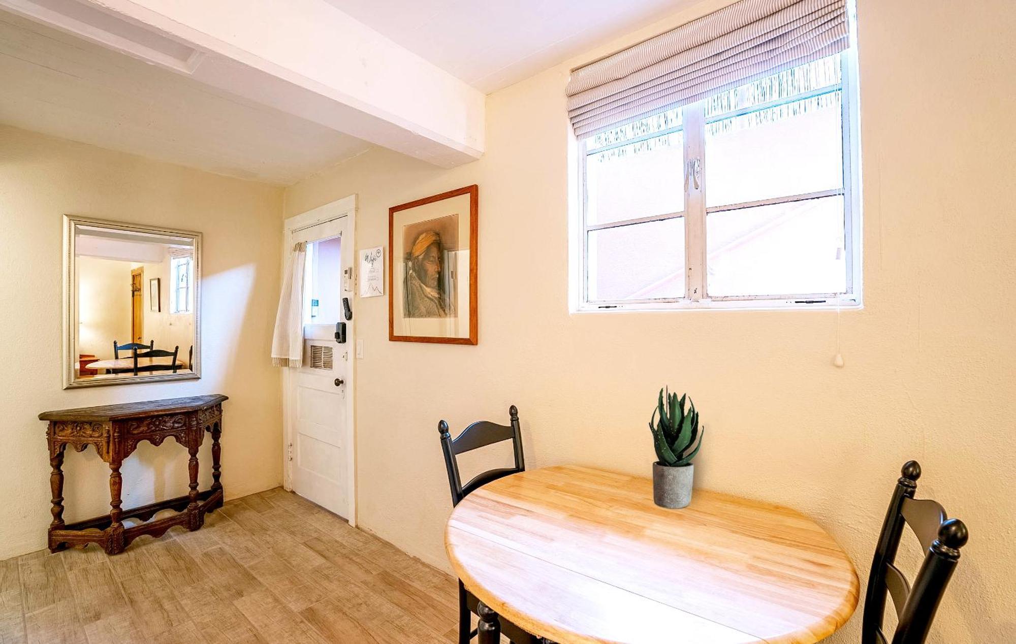 Holiday home Charming Basement 2 Blocks From Uofa, Summer Rates!
