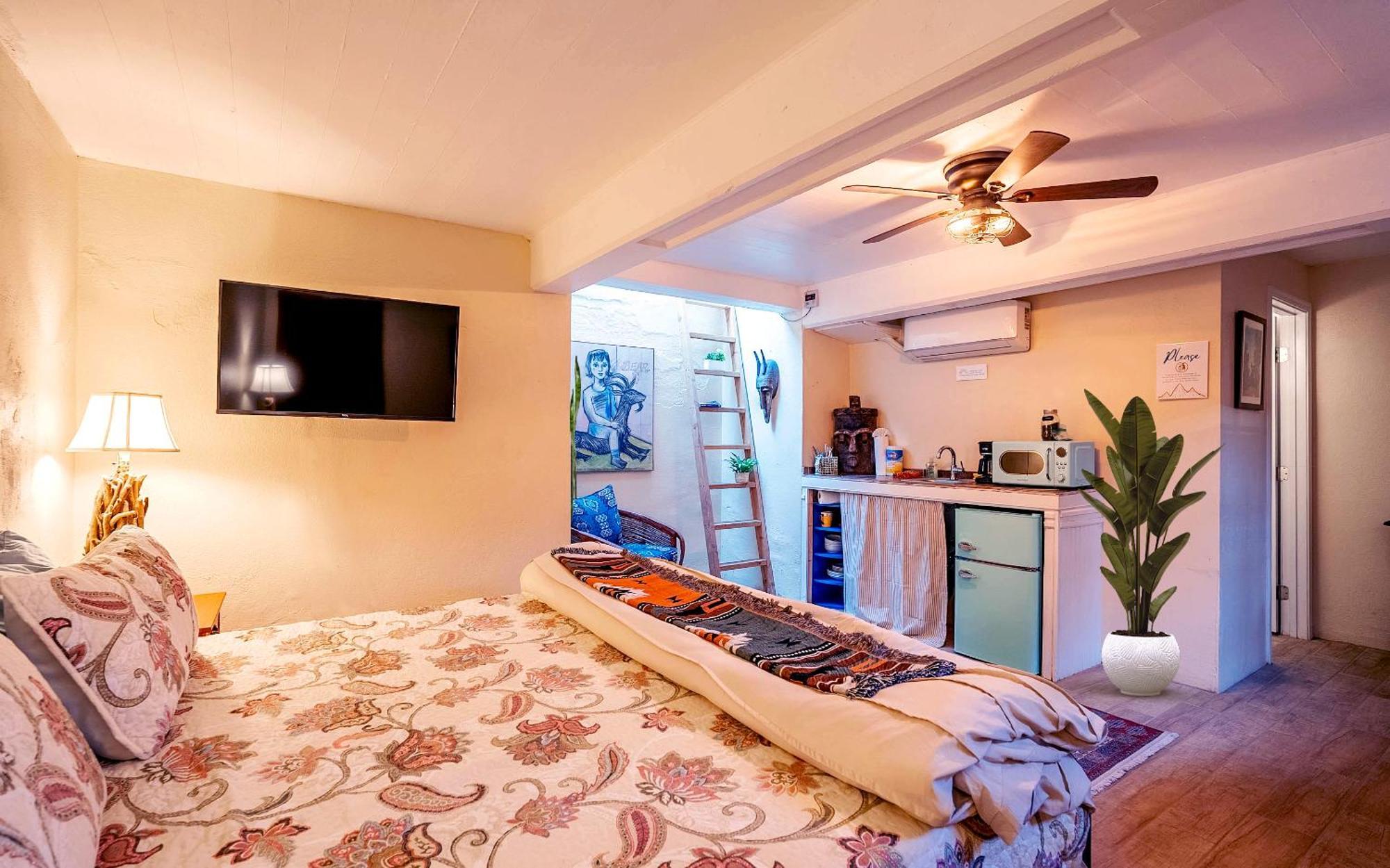 Charming Basement 2 Blocks From Uofa, Summer Rates! Holiday home *