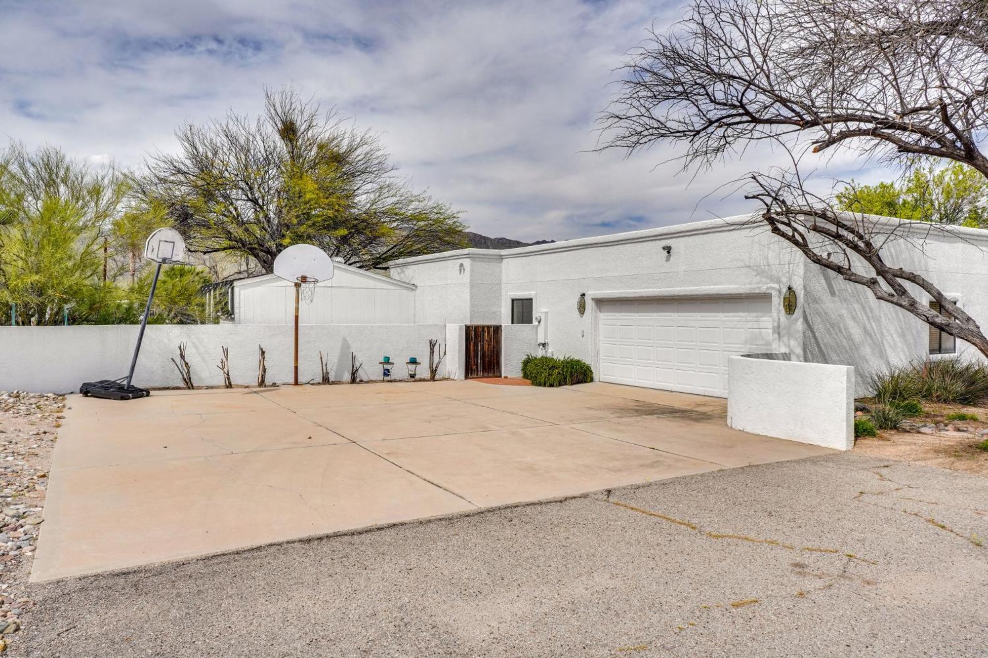 Beautiful Oasis With Pool, Views And Privacy! Tucson