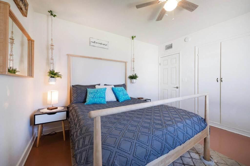 Cali 2br Getaway Firepit, Yard & Spring Charm Apartment Tucson